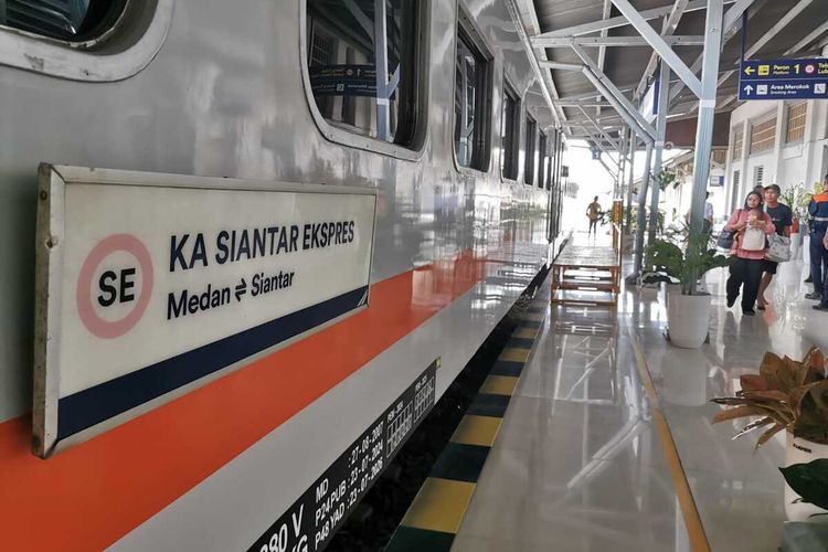 Penumpang KA Siantar Ekspres dari Medan Padati Stasiun Pematangsiantar