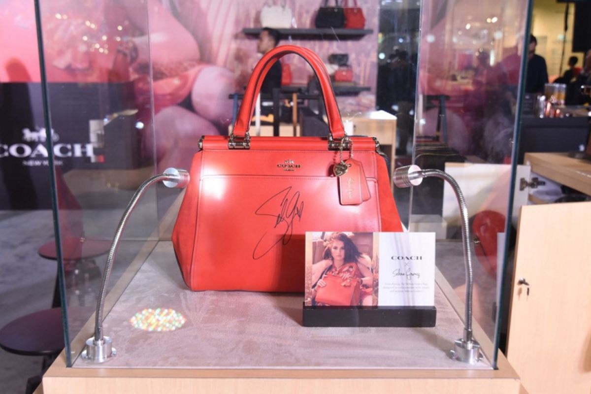 Tas Coach bertanda tangan Selena Gomez dipamerkan di pop up store Coach di mal Grand Indonesia Jakarta.