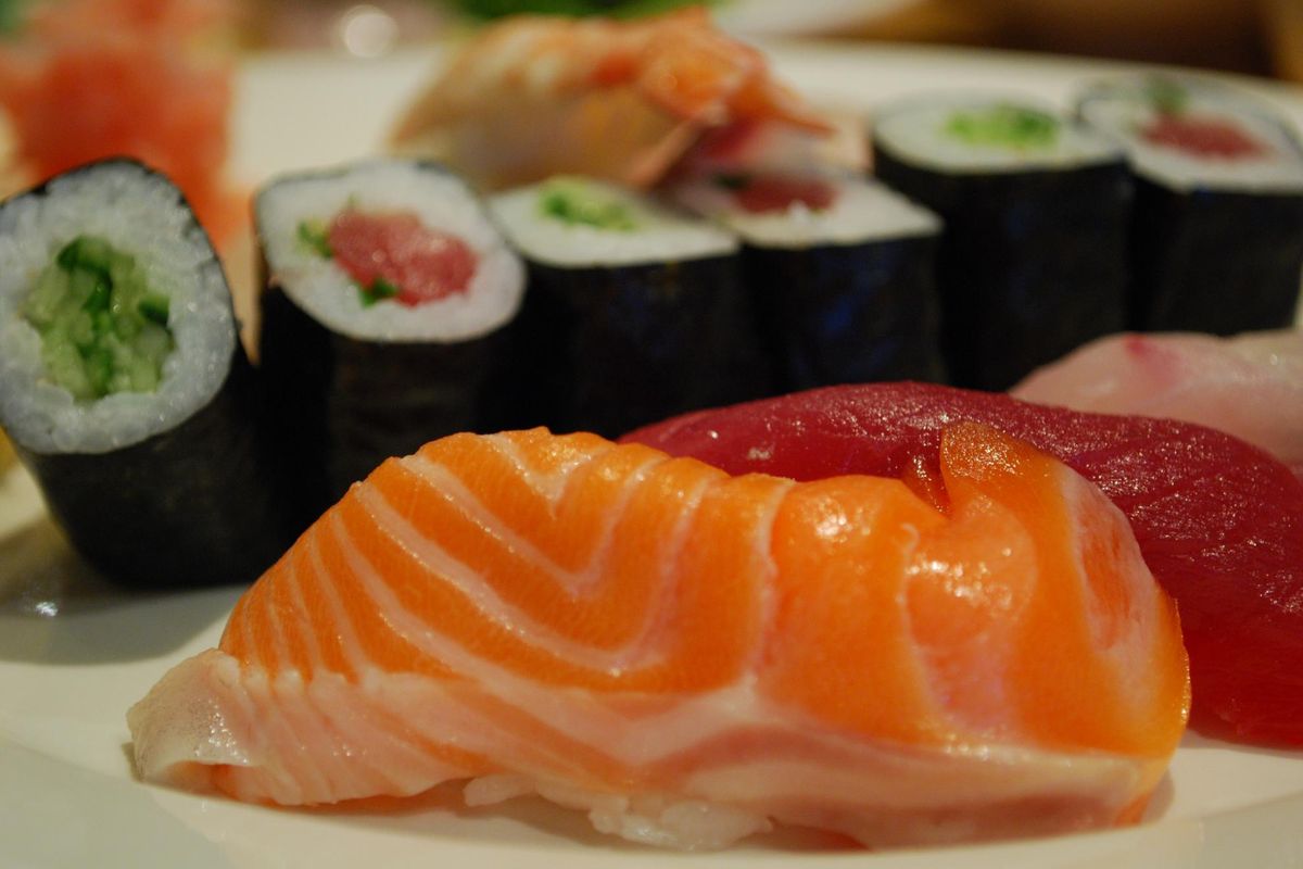 Ilustrasi makanan laut mentah, Salmon nigiri sushi. Cacing parasit telah banyak menginfeksi hewan laut, baik mamalia laut, maupun yang dapat dikonsumsi manusia.