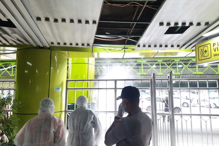 Penyemprotan disinfektan untuk mencegah Virus Corona (Covid-19) di Stasiun Gambir, Jakarta Pusat, Kamis (12/3/2020)