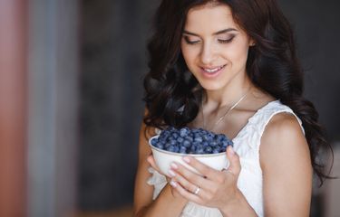 Ilustrasi makan buah blueberry
