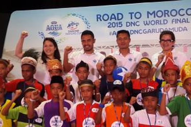 Para atlet AQUA Danone Nations Cup berfoto bersama Ponaryo Astaman dan Dedi Kusnandar