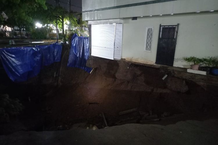 Kondisi tanah longsor terjadi di kawasan Perumahan Permata Puri, Ngaliyan, Kota Semarang, Kamis (14/3/2024).