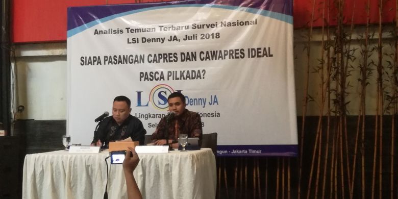 Peneliti Lingkaran Survei Indonesia (LSI) Denny JA, Adjie Alfaraby (kanan) memaparkan rilis survei di kantor LSI, Jakarta, Selasa (10/7/2018)