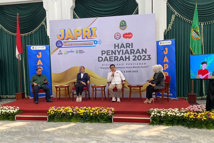 Kepala Dinas Komunikasi dan Informatika Jawa Barat (Jabar) Ika Mardiah dalam acara Jabar Punya Informasi (Japri) bertajuk Hari Penyiaran Daerah (Harsiarda) 2023: Digitalisasi Penyiaran di Gedung Sate, Kota Bandung, Senin (5/6/2023).  
