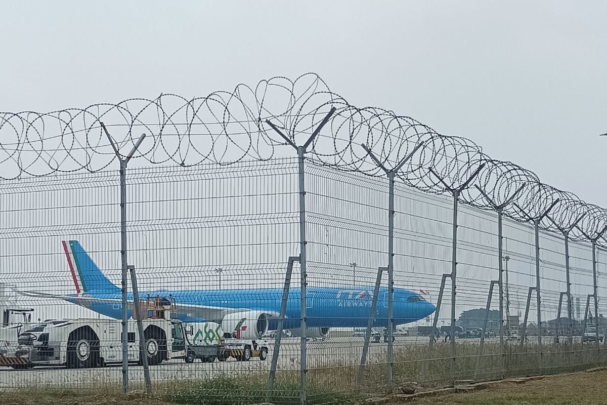 Pesawat ITA Airways yang membawa Paus Fransiskus dari Italia ke Indonesia saat tiba di Bandara Soekarno Hatta, Tangerang, Banten pada Selasa (2/9/2024).