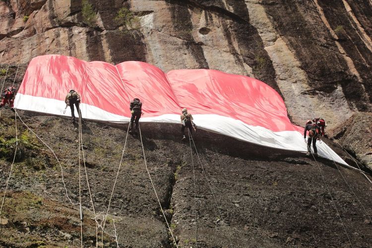 Taklukkan Tebing Setinggi 107 meter di Lembah Harau, Penggiat Alam Sumbar Rayakan HUT Ke-81 RI di Ketinggian