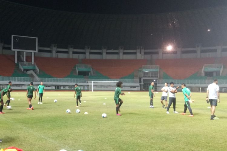 Latihan perdana timnas Indonesia jelang laga penyisihan grup G Pra Piala Dunia 2022 di Stadion Pakansari, Cibinong, Kabupaten Bogor, Kamis (22/8/2019) petang.