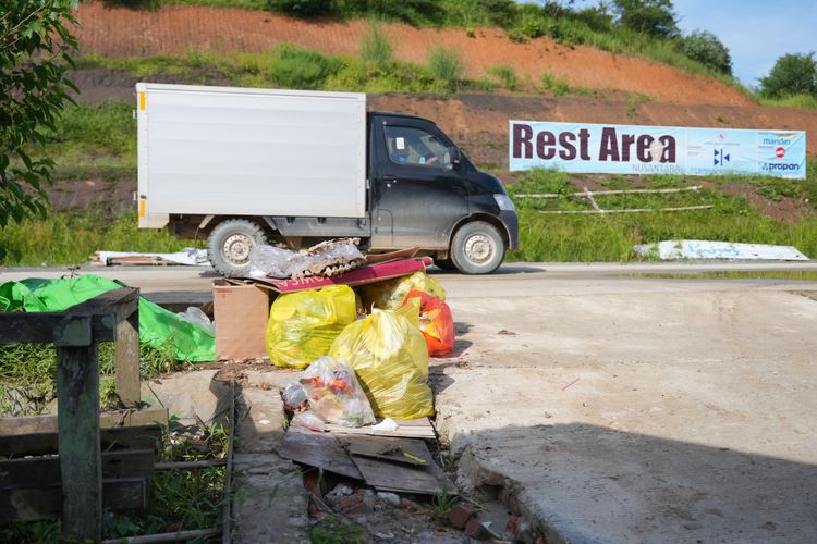 Tumpukan sampah terlihat di rest area IKN, Kalimantan Timur pada Kamis (8/2/2024). Para pendatang di kawasan tersebut berharap perhatian lebih dari pihak pengelola terhadap kebersihan lingkungan. 