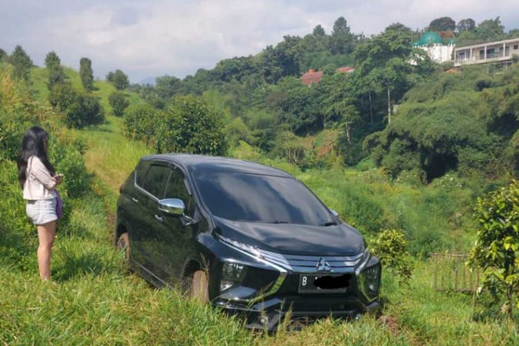 Pengemudi mobil Mitsubishi Xpander tersesat di perkebunan di kawasan Puncak Bogor, Jawa Barat, setelah mengikuti aplikasi penunjuk arah Google Maps, Minggu (14/5/2023).
