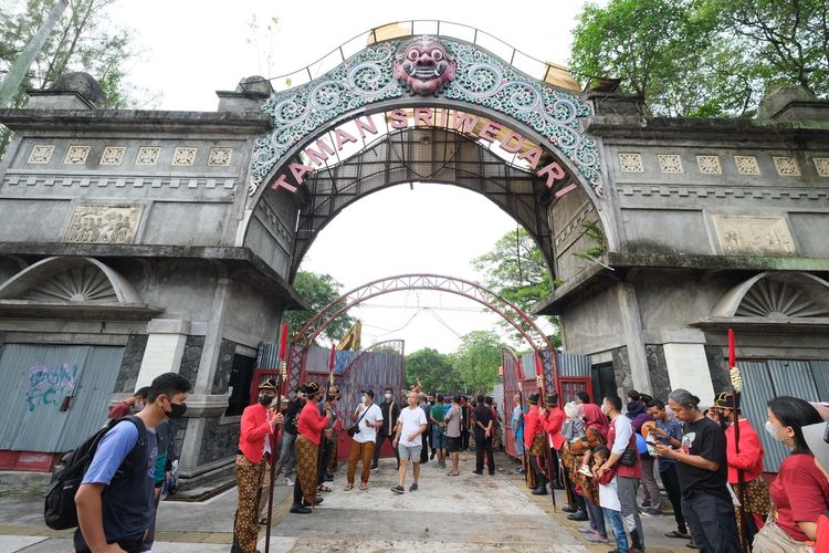 Gerbang utama Taman Sriwedari, Kota Solo, Jawa Tengah, dibuka kembali setelah aset ditengah kota itu terbengkalai sejak 2017 lalu.Pembukaan sementara ini dilaksanakan pada Minggu (6/1/2022) saat bersih-bersih Taman Sriwedari oleh Pemerintah Kota (Pemkot) Solo.