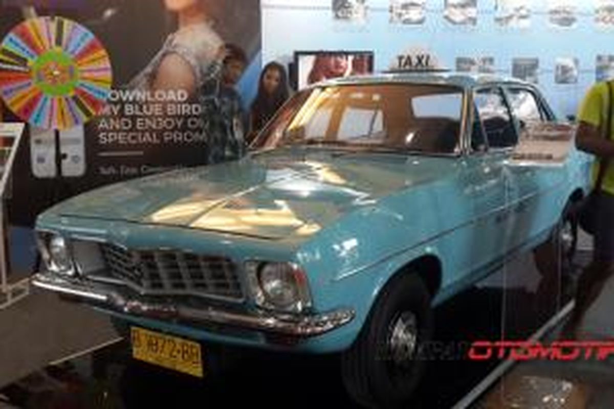 Holden Torana LJ Series, model untuk taksi Blue Bird pertama pada 1972, dipamerkan di Pameran Transportasi Indonesia 2015.
