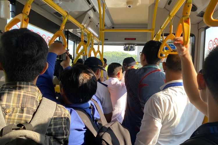 Suasana di dalam bus transjakarta rute Kalideres ke Bandara Soekarno-Hatta, Rabu (5/7/2023). 