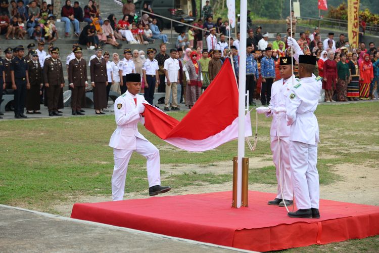 Meski Ada Kabut Asap, Semangat Paskibra Entikong Tetap Menyala