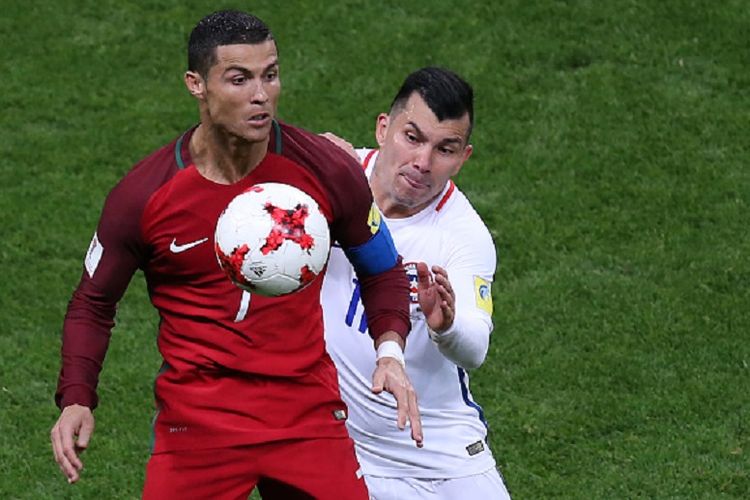 Cristiano Ronaldo berebut bola dengan Eduardo Vargas saat Ronaldo berjumpa Cile di semifinal Piala Konfederasi 2017 di Kazan, Rabu (28/6/2017).