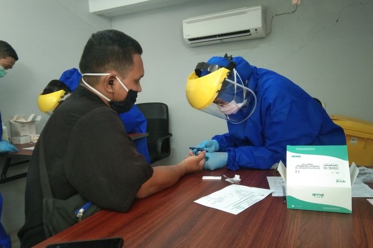 Seorang warga tengah mengikuti rapid test di Klinik Utama Pupuk Kujang, Minggu (17/5/2020).
