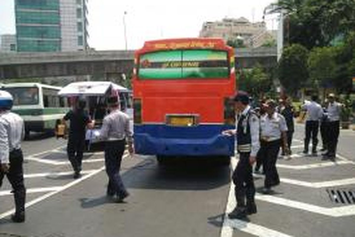 Uji kelayakan Angkutan Bus Kota di Terminal Blok M, Kamis (22/10/15).