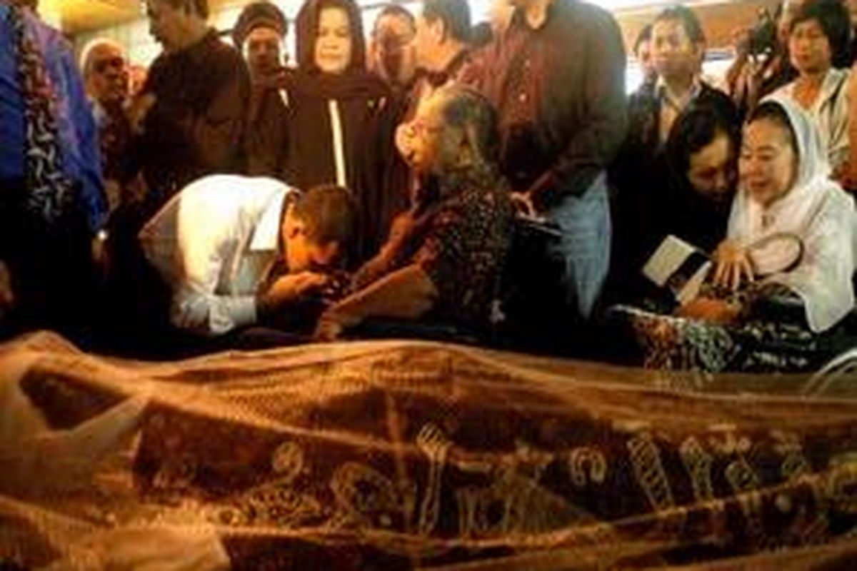 Mantan Presiden Republik Indonesia, KH. Abdurrahman Wahid dan istrinya, Shinta Nuriyah Wahid melayat almarhum mantan Gubernur DKI Jakarta, Ali Sadikin, Rabu (21/5). Jenazah Ali Sadikin akan dimakamkan di TPU Tanah Kusir, Jakarta.