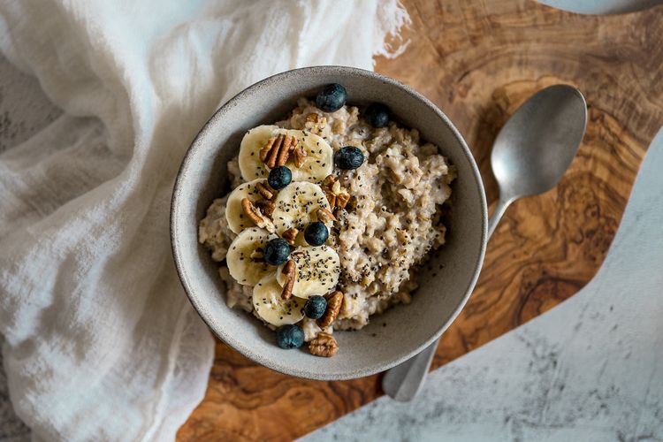Cara membuat oatmeal untuk sarapan sangatlah mudah dan kita bisa mengkreasikannya dengan berbagai jenis topping