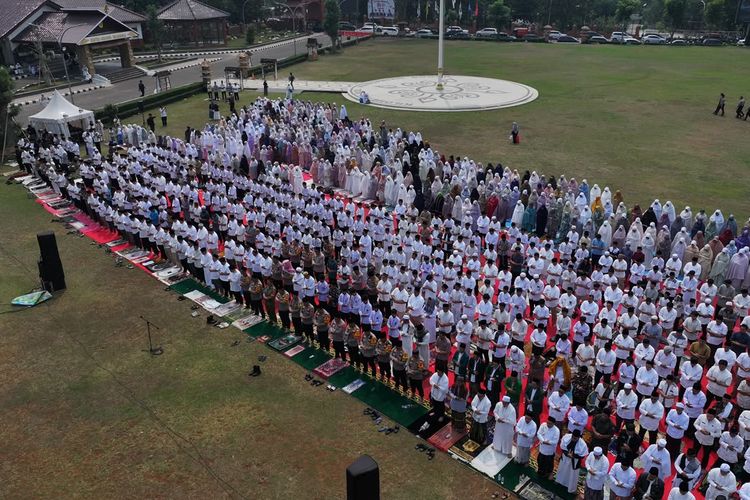 Ribuan Warga Bogor Shalat Istisqa di Tengah Kemarau Panjang, Berharap Hujan Segera Turun