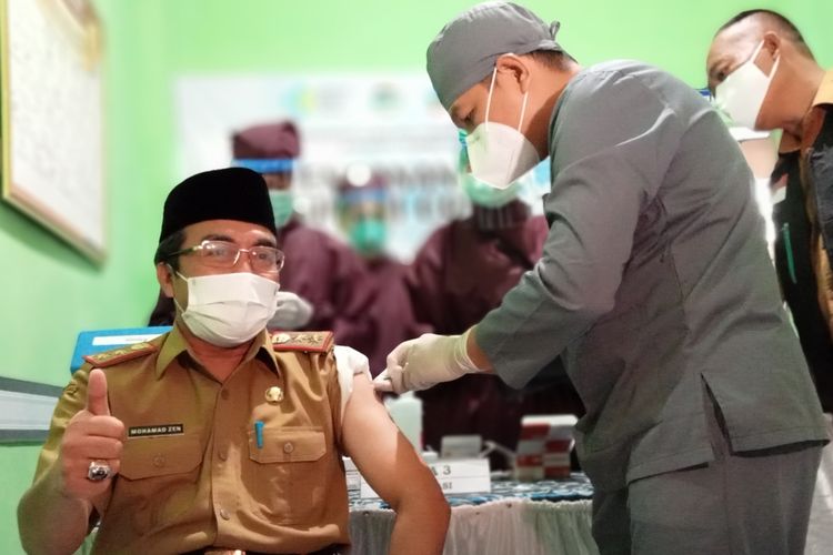 Sekretaris Daerah Kabupaten Tasikmalaya Muhammad Zen, menjadi orang pertama yang divaksin akibat tak hadirnya Bupati Tasikmalaya di Puskesmas Tinewati, Singaparna, Kabupaten Tasikmalaya, Senin (1/22021).