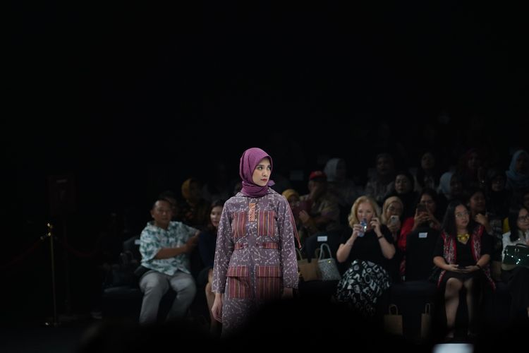 Model menampilkan busana batik khas Mojokerto di Indonesia Fashion Week 2024, Senayan JCC, Jakarta Pusat, Kamis (28/03/2024).