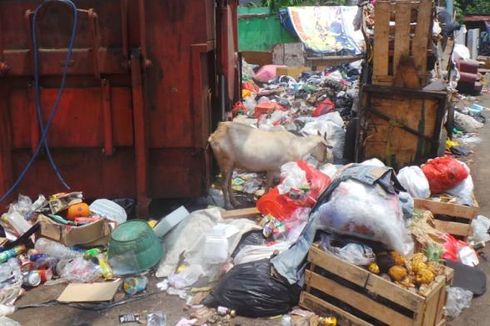 Truk Sampah DKI Dihadang, Sampah di TPS Cibisel Menumpuk 