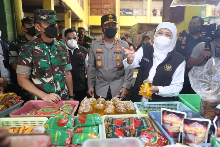 Gubernur Jawa Timur Khofifah Indar Parawansa bersama Pangdam V Brawijaya Nurcahyanto dan Kapolda Jatim Nico Afinta saat memastikan alur distribusi, stok dan harga minyak goreng curah yang dijual pedagang di pasar terjangkau, Kamis (26/5/2022).