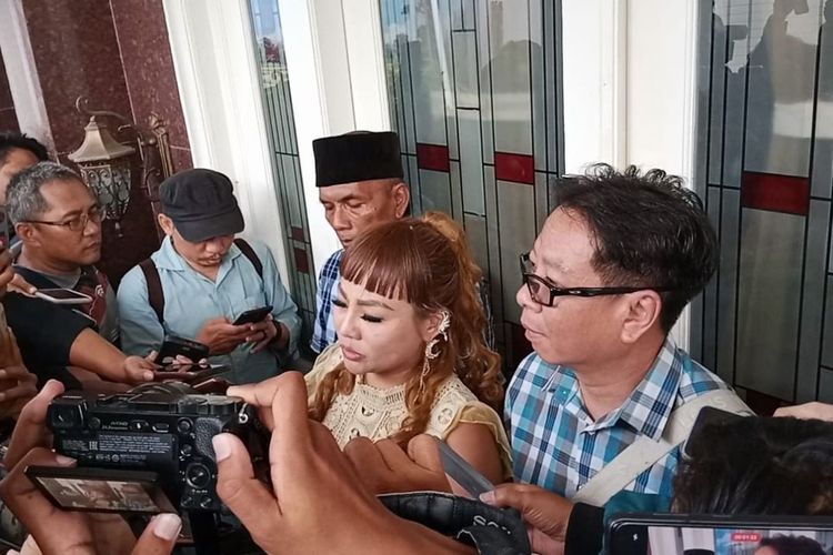 Jan Hwa Diana saat konferensi pers di Rumah Dinas Wakil Walikota SArmuji, Senin (14/4/2025)