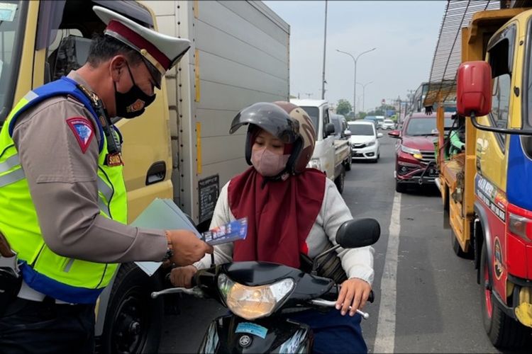 Salah seorang pengendara diberi imbauan oleh polisi saat Operasi Patuh Lodaya 2022 di Jalan Arteri Karawang, Jumat (17/6/2022).