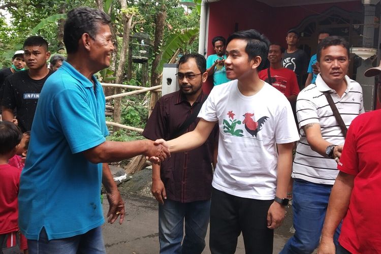 Bakal calon Wali Kota Surakarta, Gibran Rakabuming Raka menyalami warga dalam blusukannya untuk menyaksikan lomba burung di RW 005 Kelurahan Joyotakan, Kecamatan Setengah, Solo, Jawa Tengah, Sabtu (4/1/2020).