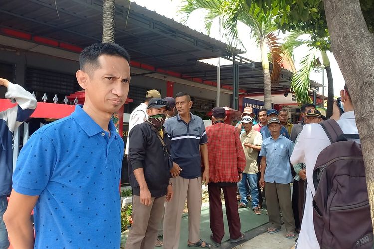 Puluhan warga Desa Bunut, Kecamatan Widang, Kabupaten Tuban, Jawa Timur, saat mendatangi Lapas kelas II B Tuban, untuk membesuk Kepala Desa Bunut, Budi Utomo yang telah ditetapkan tersangka dugaan korupsi APBDes dan menjadi Tahanan Kejaksaan Negeri Tuban.