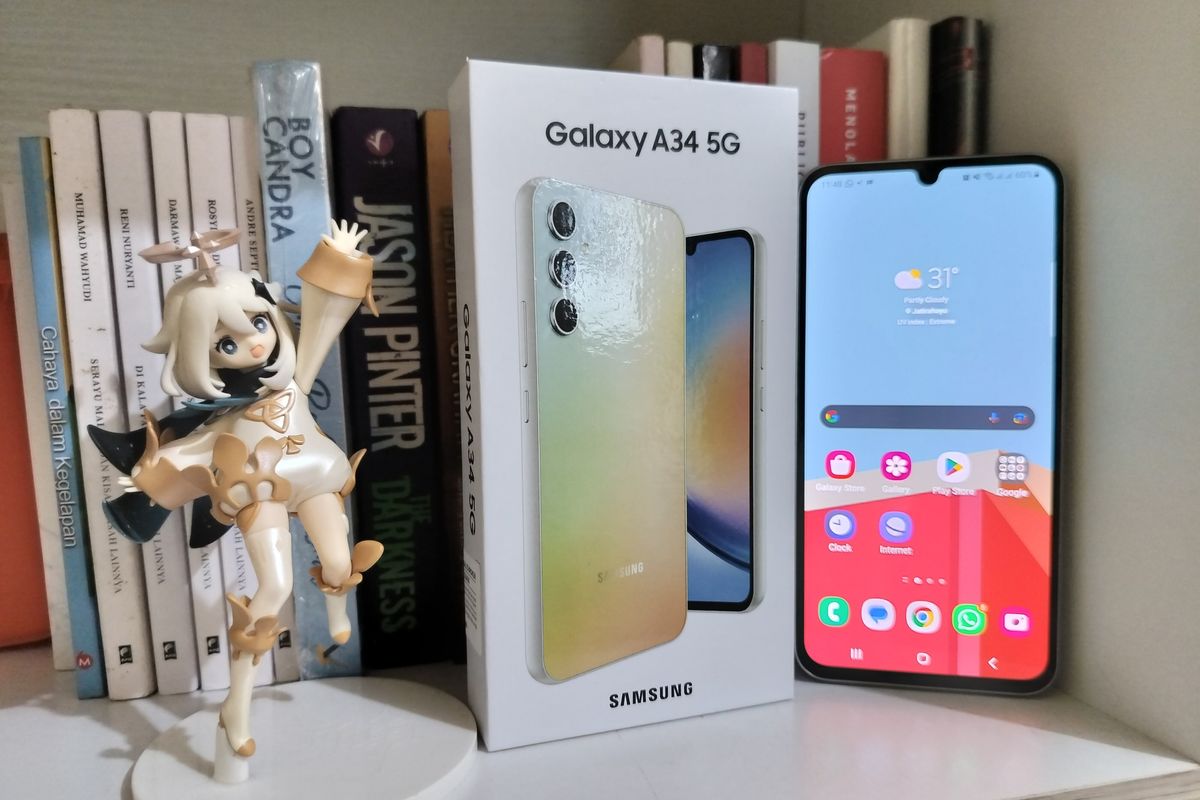 Samsung Galaxy A34 5G bersama dengan kotak penjualannya. Desain boks Galaxy A34 5G masih sama dengan desain boks Samsung Galaxy A Series tahun 2022 lalu, di mana tampilannnya ramping dan minimalis. 

Kotak penjualan ponsel didominasi dengan warna putih, serta dihiasi dengan tulisan Galaxy A34 5G di bagian depan dan kiri kotak penjualan, serta gambar ilustrasi unit ponsel di bagian depan boks. 

