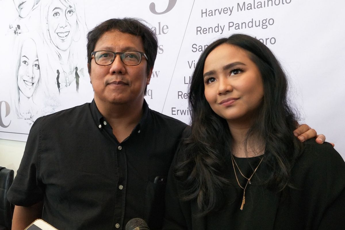 Komposer Erwin Gutawa bersama putrinya, penyanyi Gita Gutawa dalam jumpa pers Konser Salute to 3 Female Songwriters: Melly Goeslaw, Dewiq, Dee Lestari di The Elements, Rasuna Said, Jakarta Selatan, Selasa (8/1/2019).