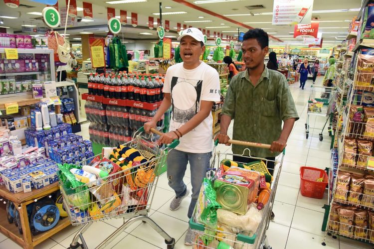 Iman, anak yatim piatu penjual gorengan, diajak belanja oleh Dedi Mulyadi, Kamis (19/9/2019).