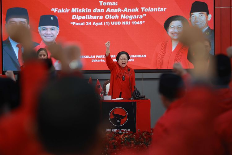 Ketua Umum PDI Perjuangan Megawati Soekarnoputri (tengah) menyampaikan pidato dalam penutupan Rakernas III PDI Perjuangan di Jakarta, Kamis (8/6/2023). Rakernas III PDI Perjuangan menghasilkan 17 rekomendasi eksternal di antaranya mendukung pemerintahan Presiden Joko Widodo dalam memberantas kemiskinan ekstrim dan stunting, mewujudkan kedaulatan pangan dan energi, menginstruksikan kader untuk memenangkan Ganjar Pranowo dalam Pilpres 2024 serta mendorong Pemilu dan Pilpres berjalan jujur dan adil.