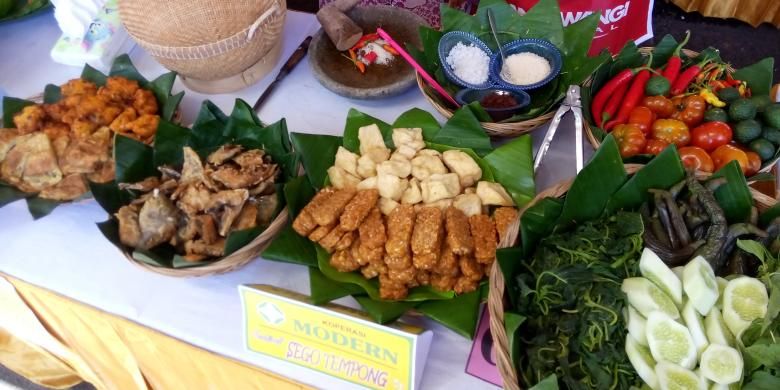 Kabupaten Banyuwangi membentangkan Festival Sego Tempong di Taman Blambangan, Sabtu (28/3/2015).