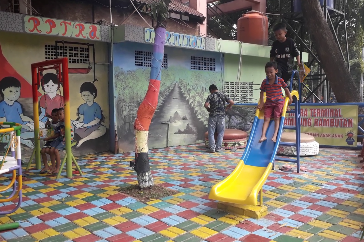 Anak-anak bermain di RPTRA Terminal Kampung Rambutan, Selasa (28/5/2019).