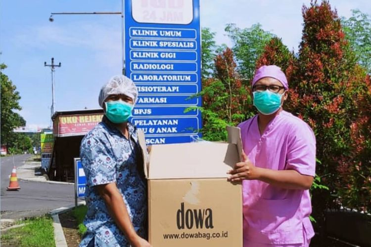 Label tas asal Yogyakarta, Dowa melalui gerakan Dowa Care turut menyumbang alat pelindung diri ke rumah-rumah sakit yang membutuhkan.