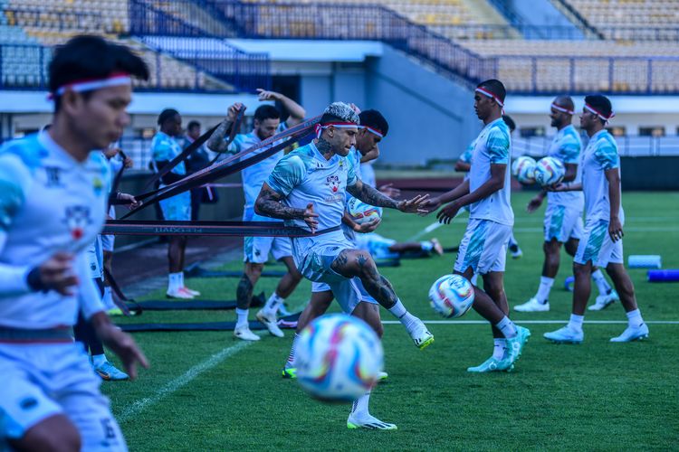 Ciro Alves dan pemain Persib lainnya mengenakan pita merah-putih (lambang warna bendera Indonesia) di kepala mereka saat latihan di hari Dirgahayu Kemeredekaan Indonesai ke-78, Kamis (17/8/2023) di Stadion Gelora Bandung Lautan Api (GBLA).
