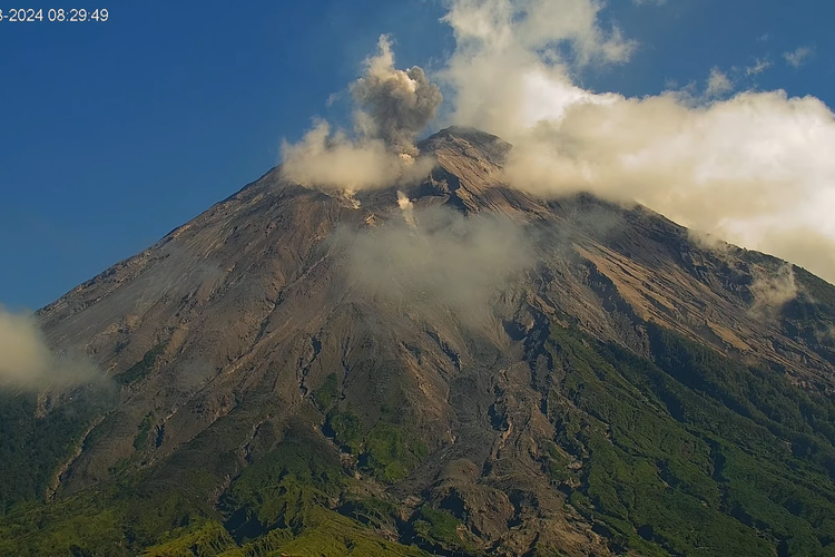 Tangkapan layar letusan disertai guguran pada Gunung Semeru, Rabu (8/5/2024)