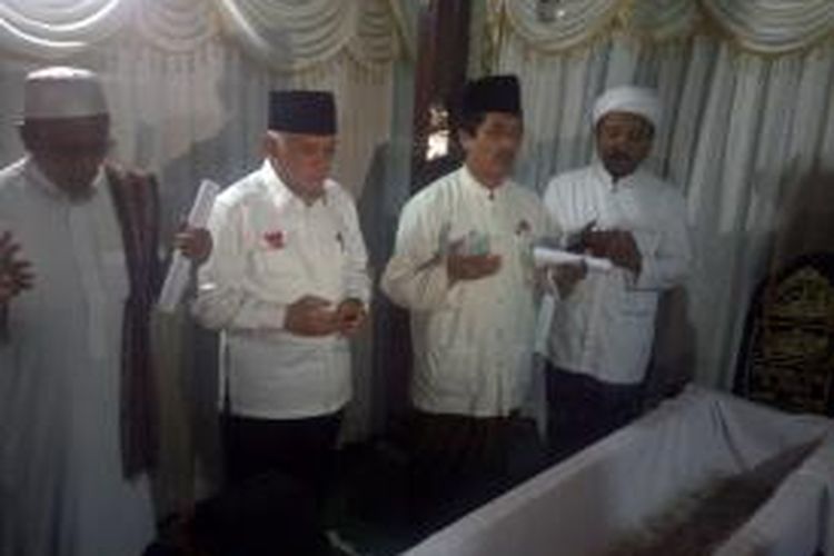 Calon wakil presiden Hatta Rajasa saat berziarah ke makam Sunan Giri di Desa Giri, Kecamatan Kebomas, Gresik, Jawa Timur, Kamis (26/6/2014).