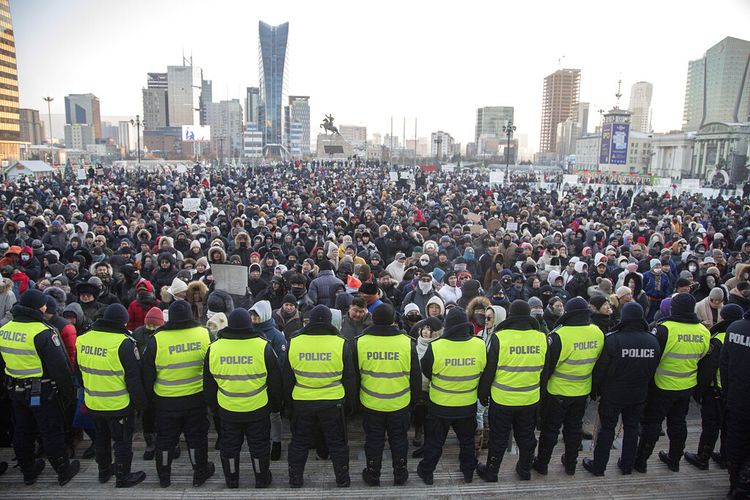 Para pengunjuk rasa berkumpul di Lapangan Sukhbaatar di Ulaanbaatar di Mongolia pada Senin, 5 Desember 2022. 
