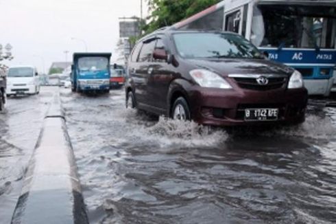 Saluran Air Ditutup Warga, Petugas SDA Buat Saluran Baru di Jalan Bidara Raya Penjaringan