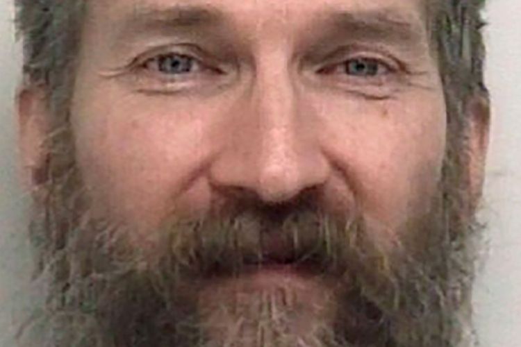 Mark Latunski (53) pria kanibal yang membunuh dan memakan teman kencannya, Kevin Bacon (25), pada Desember 2019 di Amerika Serikat.