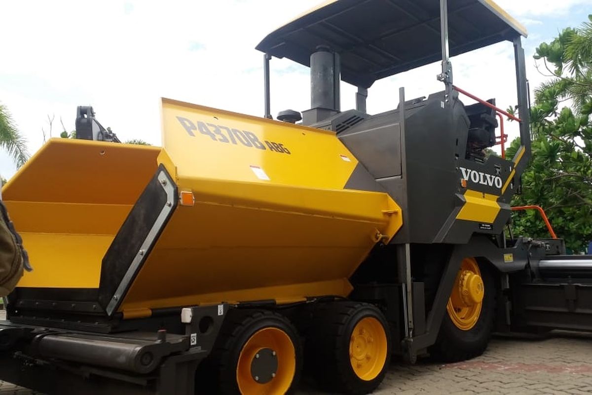 Salah satu alat berat model baru untuk pengaspalan jalan bertipe P4370B ABG dari Volvo Construction Equipment.