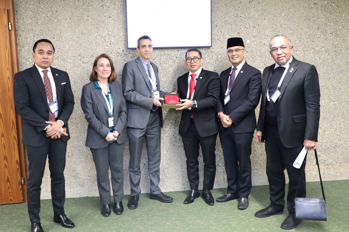 Ketua BKSAP DPR RI Fadli Zon saat bertukar cenderamata usai pertemuan bilateral dengan Direktur United Nations Relief and Works Agency for Palestine Refugees in the Near East (UNRWA) Marta Lorenzo Rodriguez dan Chief of Staff UNRWA Ben Majekodunmi. Foto: Dody/nr