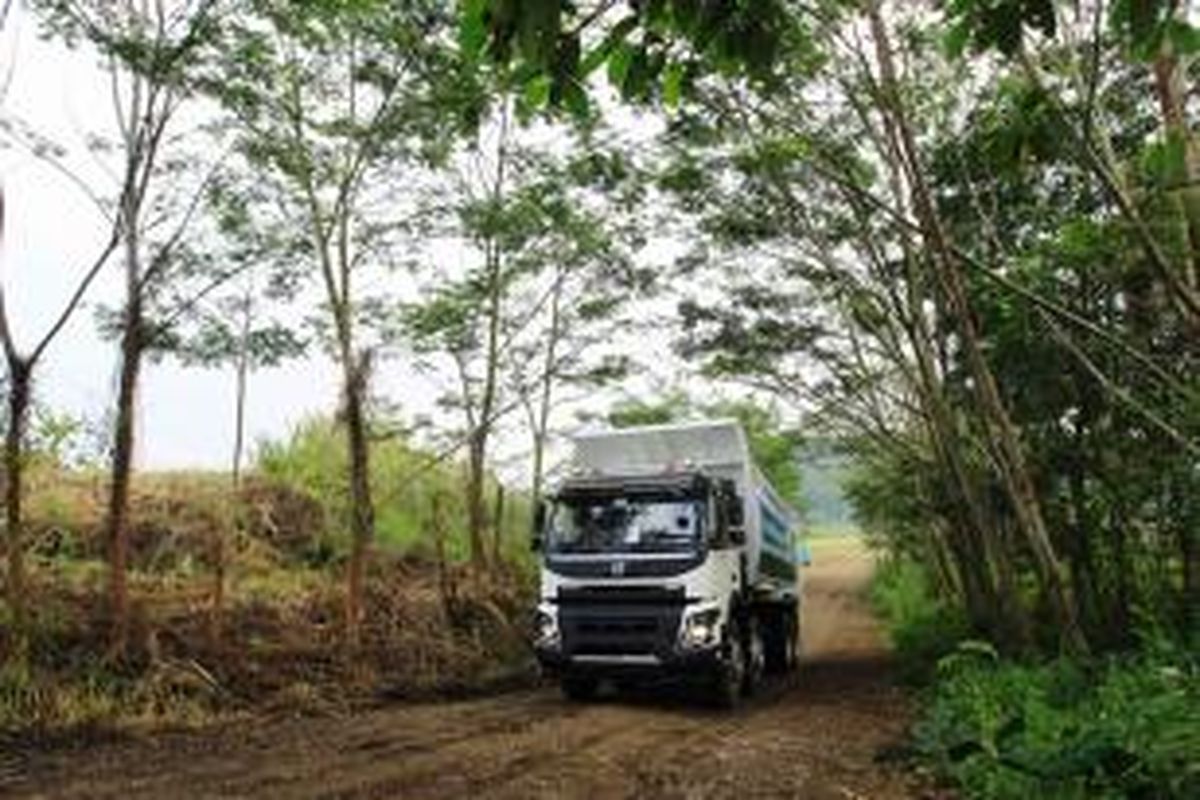 Wartawan berkesempatan mengemudikan truk Volvo FMX 440 saat Volvo Fuelwatch 2015 di Padalarang, Bandung, Jawa Barat, Senin (8/9/2015). Volvo FMX 440 menggunakan mesin diesel D13A-440 yang memiliki fasilitas turbo dan sanggup menghasilkan tenaga hingga 440 HP.