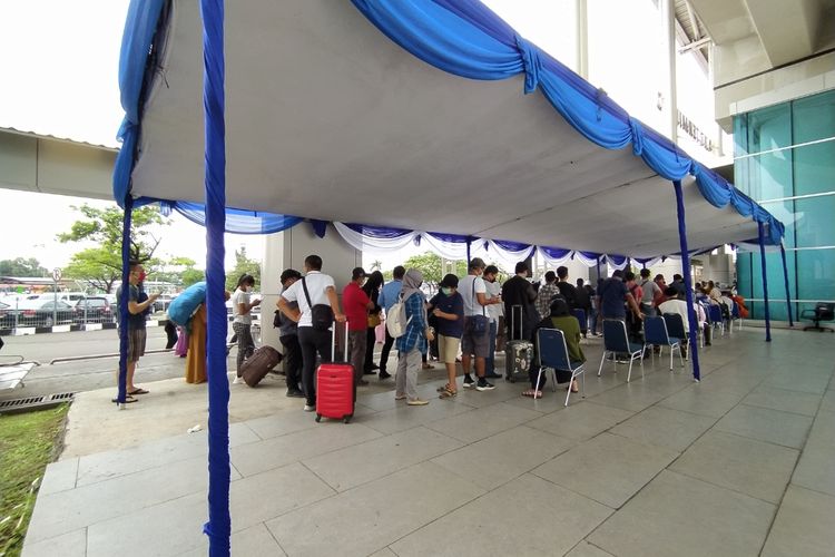 Antrean penumpang pesawat yanf hendak melakukan rapid tes antigen di terminal 2 bandara soekarno hatta.