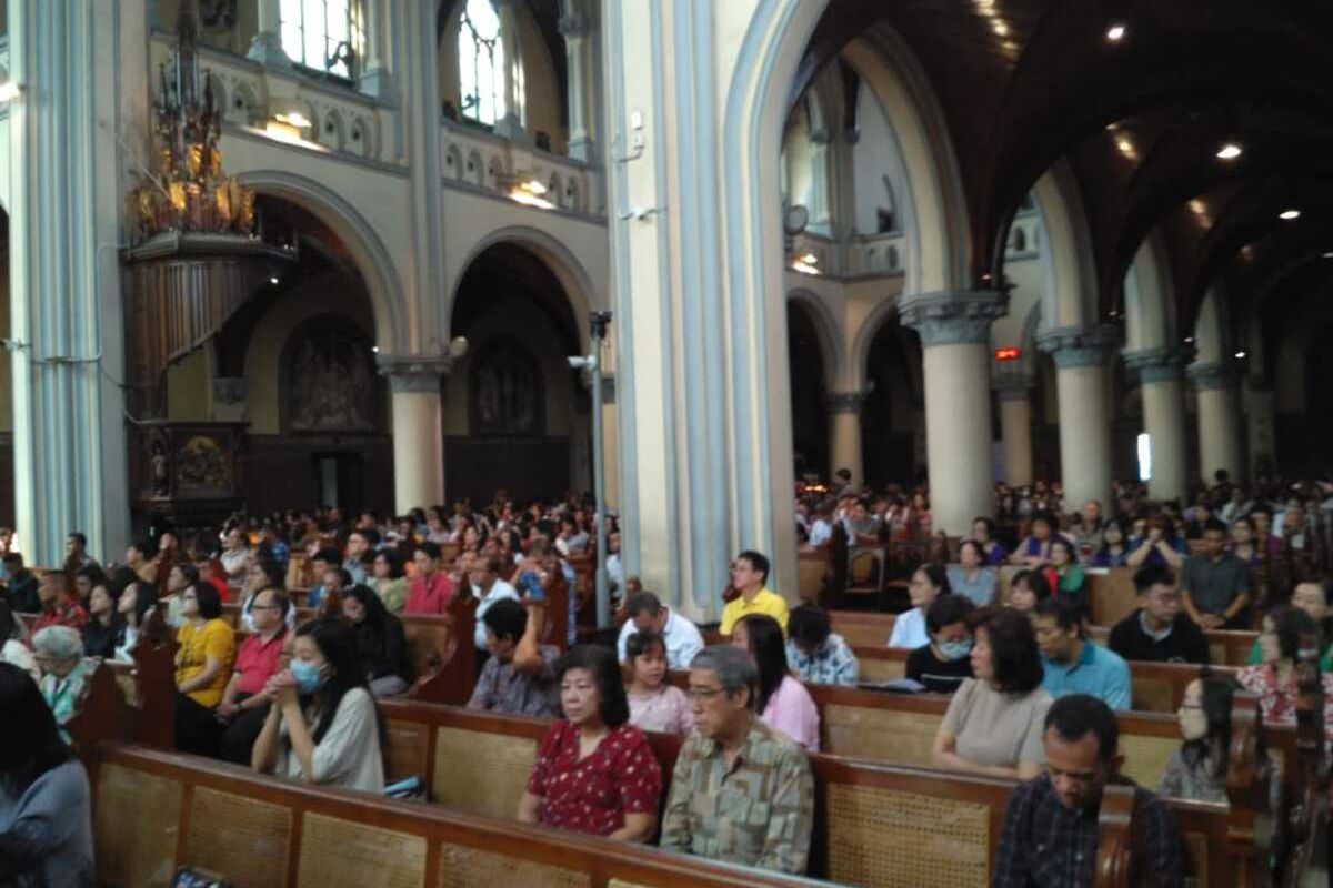 Suasana Misa di Gereja Katedral, Jakarta, Minggu (15/3/2020).